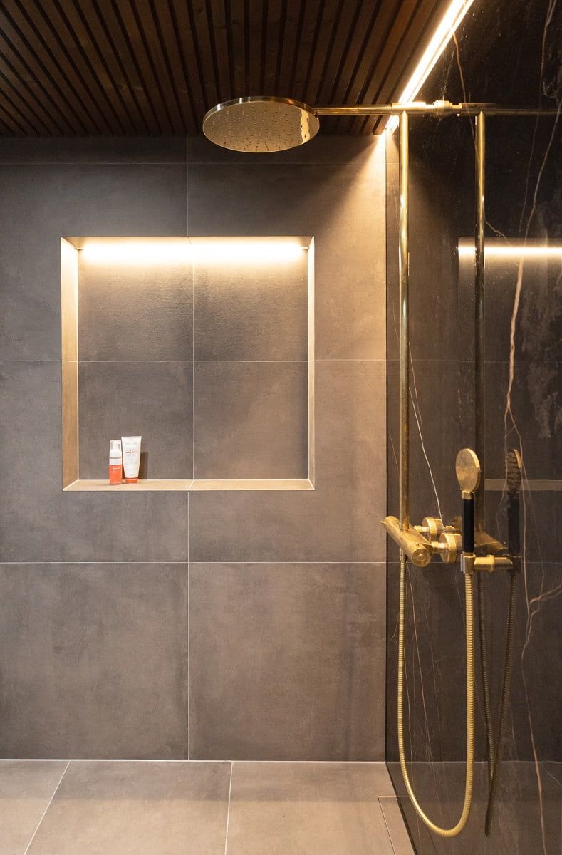 Lo stesso tipo di striscia LED da 7,2 Wm e il profilo in alluminio, montato in superficie 8×18, di colore nero, creano un insieme equilibrato. © LedStore.fi